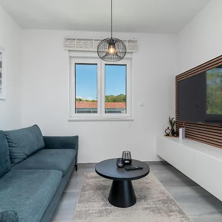 Apartman With Swimming Pool Okrug Gornji, Ciovo - 23649